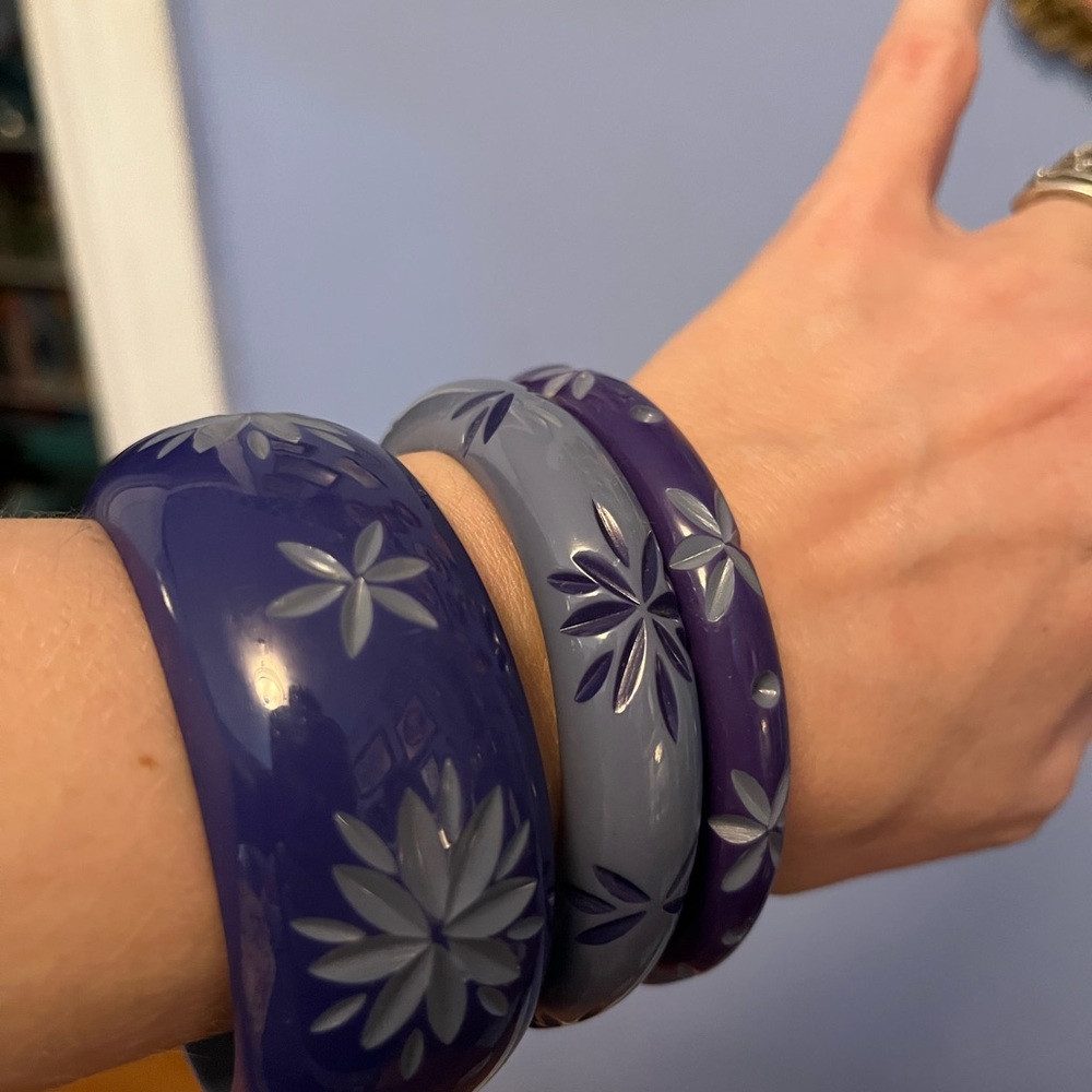 Vintage style tropical carved bangle stack